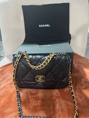 Chanel 19 Black